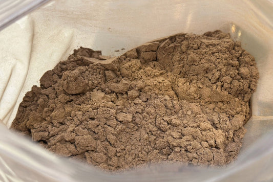 手工線香裡的「黏粉」是什麼？為什麼市面上有線香聞起來有「紙皮味」，而我們堅持用天然楠木皮？
